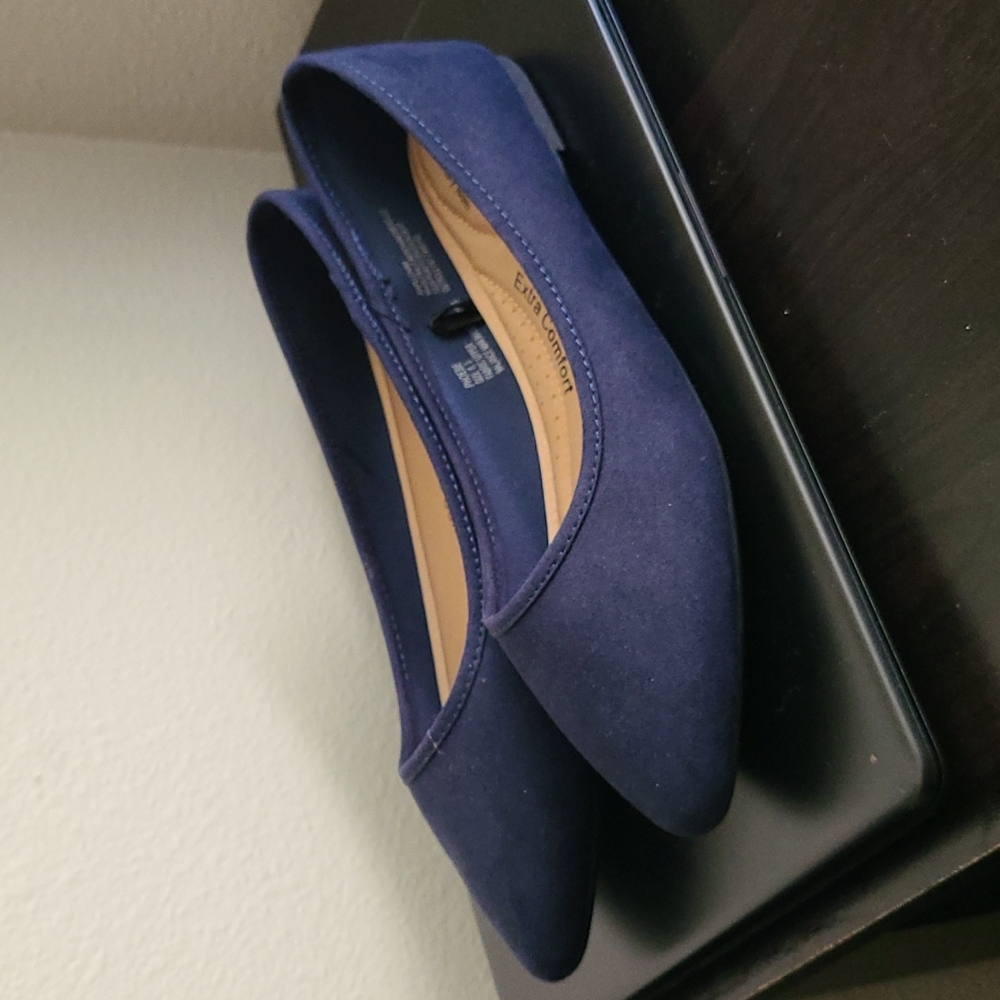 NWOT Ophelia Roe Navy Blue Flats